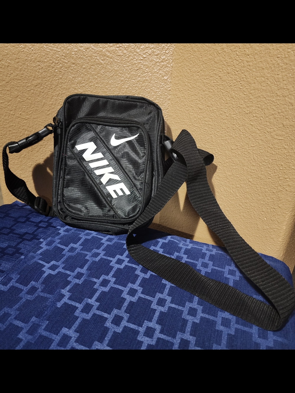 Nike Black White Small Messenger Crossbody Bag Shoulder